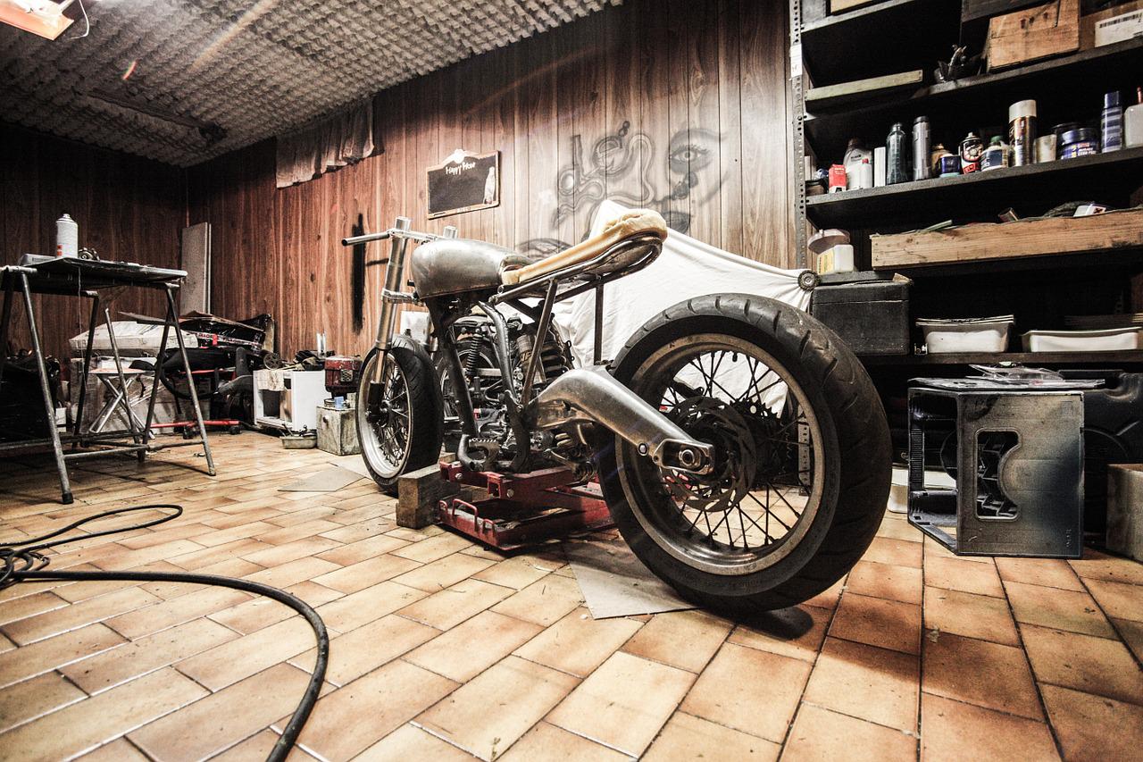 motocykl garaż